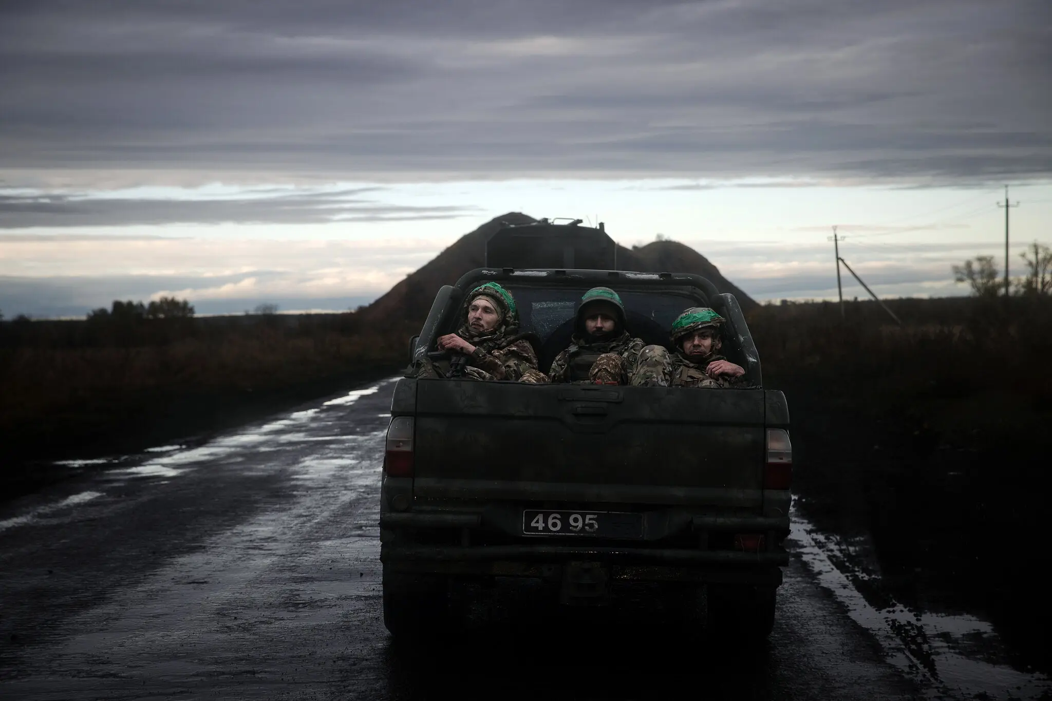 Українські військові їдуть на кузові пікапа в Андріївці, Україна, на початку листопада.